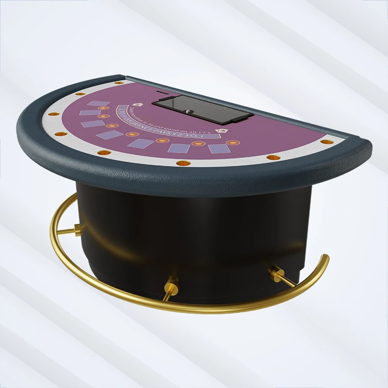 Op maat gemaakte halfronde blackjacktafel voor de dealer, paars vilt, met verzekering, 2 tegen 1 inzetzones, dealer moet trekken tot 16, past bij alle 17, gouden accenten.