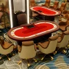 Luxe casino pokertafel met professioneel rood speedcloth-dek, geïnstalleerd in een hoogwaardige pokerruimte.