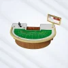 Individuell gestalteter Casino-Baccarat-Tisch mit grünem Filz-Layout, mehreren Wettzonen für Banker und Spieler sowie einem Unentschieden, Massivholzsockel