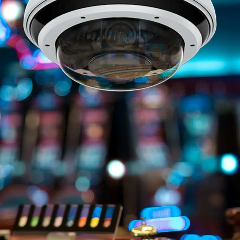 Câmara dome montada acima de uma mesa de casino, a ler o valor de cada carta distribuída
