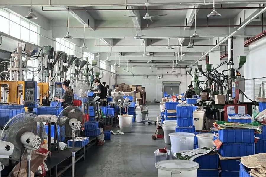 Máquinas de moldeo por inyección que producen fichas de casino en el taller de fichas de Macaumr.