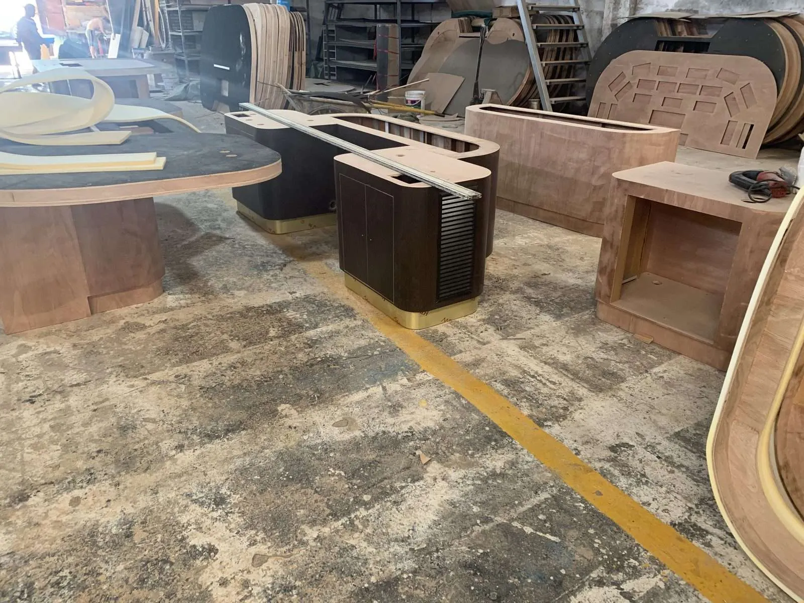Estructuras de mesas de casino y paneles de fieltro en producción en la planta de Macaumr en Panyu, Guangzhou.