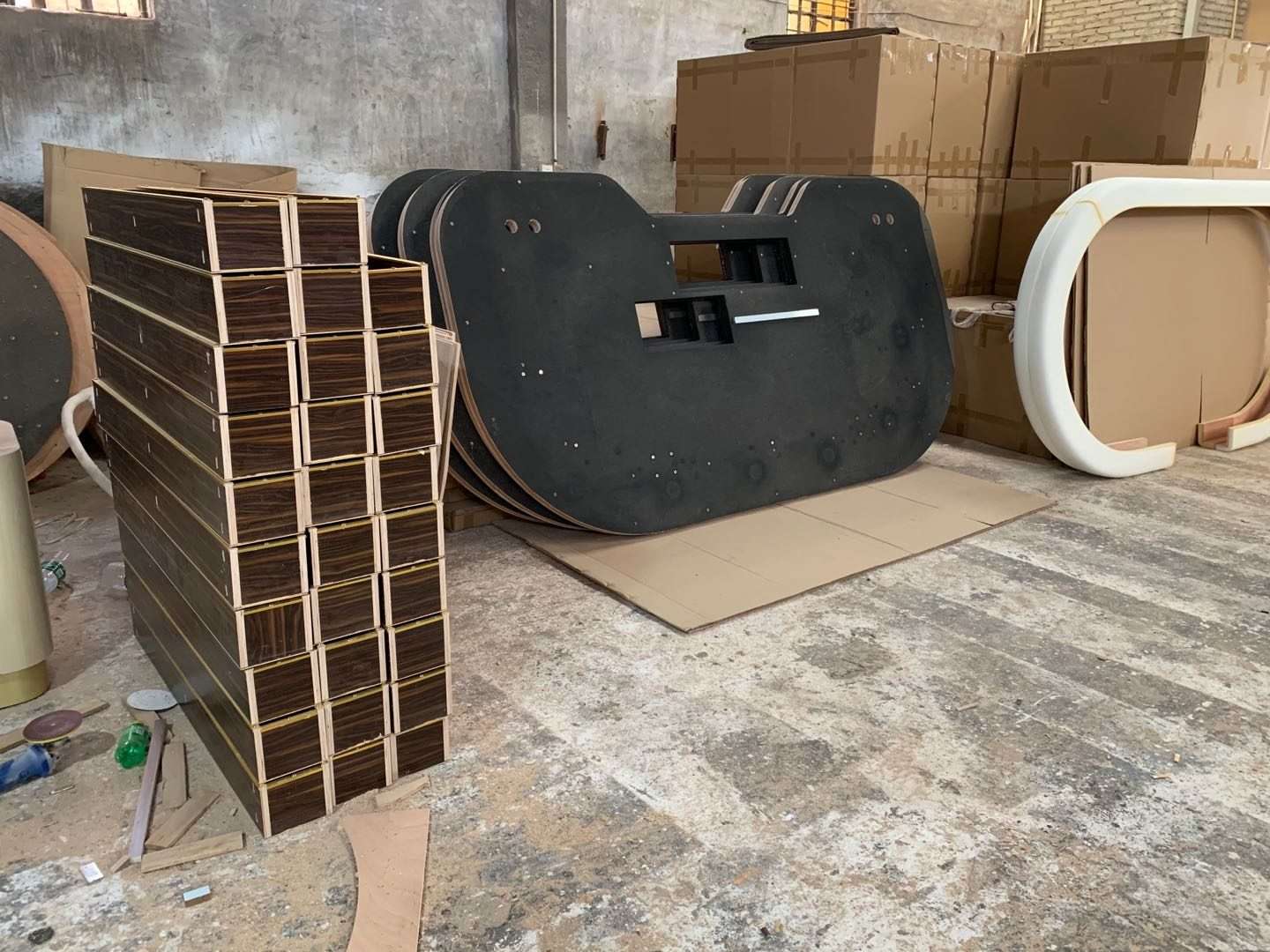 Pedestales de mesa de madera acabada y una superficie de mesa con un hueco para aparatos electrónicos.